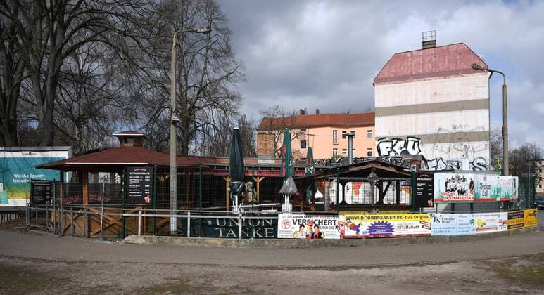 Fussball, Herren, Saison 2019 2020, 1. Bundesliga, 1. FC Union Berlin in der Phase der Coronavirus-Spielpause, im Bild: die Union-Tanke, die Szene Köpenick organisiert an der Union-Tanke am S-Bahnhof Köpenick einen Gabenzaun für ungebrauchte Hygiene-Artikel, halbare Nahrungsmittel und brauchbare Kleidungsstücke, die ersten Sachen hängen bereits, 31.03. 2020, Copyright: xMatthiasxKochx
