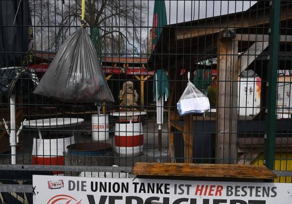 Fussball, Herren, Saison 2019 2020, 1. Bundesliga, 1. FC Union Berlin in der Phase der Coronavirus-Spielpause, im Bild: die Union-Tanke, die Szene Köpenick organisiert an der Union-Tanke am S-Bahnhof Köpenick einen Gabenzaun für ungebrauchte Hygiene-Artikel, halbare Nahrungsmittel und brauchbare Kleidungsstücke, die ersten Sachen hängen bereits, 31.03. 2020, Copyright: xMatthiasxKochx