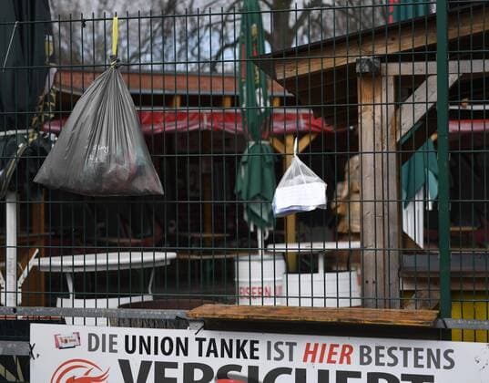 Fussball, Herren, Saison 2019 2020, 1. Bundesliga, 1. FC Union Berlin in der Phase der Coronavirus-Spielpause, im Bild: die Union-Tanke, die Szene Köpenick organisiert an der Union-Tanke am S-Bahnhof Köpenick einen Gabenzaun für ungebrauchte Hygiene-Artikel, halbare Nahrungsmittel und brauchbare Kleidungsstücke, die ersten Sachen hängen bereits, 31.03. 2020, Copyright: xMatthiasxKochx