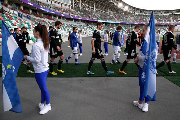 MINSK, BELARUS - APRIL 3, 2020: Football players (midground) walk onto the pitch before a 2020 Belarusian Premier League Round 3 football match between Dinamo Minsk and Torpedo-Belaz Zhodino at Dinamo Stadium. The Football Federation of Belarus has decided not to postpone the national football championship in connection with the pandemic of the novel coronavirus, with the 30th season of the Belarusian Premier League starting as scheduled on 19 March 2020. Natalia Fedosenko TASS  TS0D45DD