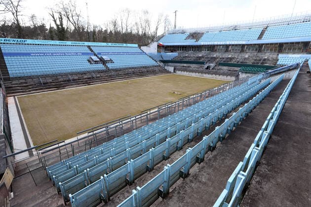 GER, Steffi-Graf-Stadion, LTTC Rot Weiss Berlin, Tennis-Club 03.04.2020, Steffi-Graf-Stadion, Berlin, GER, Steffi-Graf-Stadion, LTTC Rot Weiss Berlin, Tennis-Club , im Bild Steffi-Graf-Stadion, Innenansicht, Rasen, Vorbereitungen zum Rasenturnier der Damen