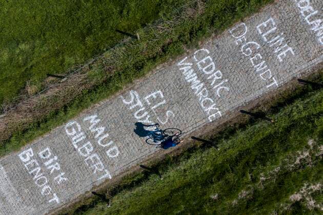 Bilder des Jahres 2020, Sport 04 April Sport Themen der Woche KW14 Sport Bilder des Tages OUDENAARDE, BELGIUM - APRIL 5 : Aerial view of the Koppenberg cobbelstone hill in Oudenaarde with the names of emergency workers adorn road surface, part of the canceled 104th edition of the Tour of Flanders. Due to the global pandemic of the Corona or COVID-19 virus the International Cycling Union UCI has banned all cycling races until June 1 2020 also the 104th edition of the Tour of Flanders 2020. Therefore this photo story comparing the canceled version with the version of the Flanders Classics 103rd Ronde Van Vlaanderen cycling race with start in Antwerp and finish in Oudenaarde on April 05, 2020 in Oudenaarde, Belgium, 5 04 2020 ( Photo by Vincent Kalut Photonews CYCLISME : Tour des Flandres 2020 - course annulee - 05 04 2020 PHOTONEWS PANORAMIC 