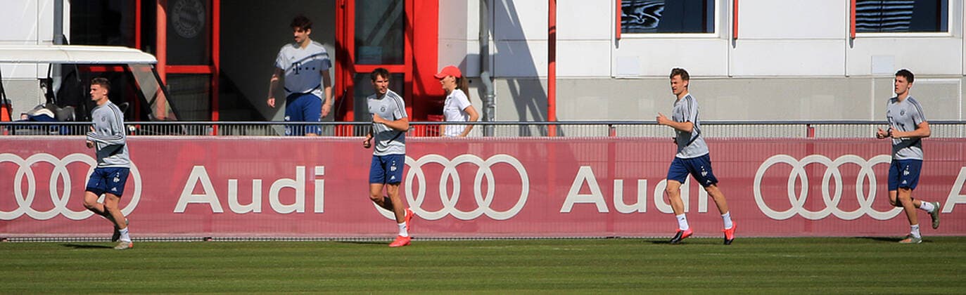 Bilder des Jahres 2020, Sport 04 April Sport Themen der Woche KW15 06.04.2020, FC Bayern Training , Saebenerstrasse Muenchen, Fussball , im Bild: Michael Cuisance (FCB), Leon Goretzka (FCB), Joshua Kimmich (FCB) und Benjamin Pavard (FCB) joggen mit Abstand *** 06 04 2020, FC Bayern Training , Saebenerstrasse Munich, Soccer , in the picture Michael Cuisance FCB , Leon Goretzka FCB , Joshua Kimmich FCB and Benjamin Pavard FCB jogging with distance
