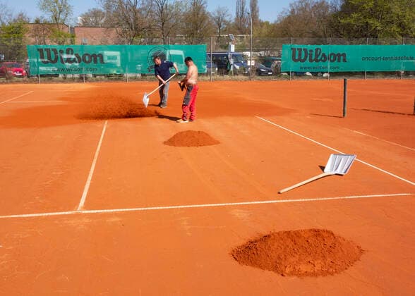 Tennis Plaetze werden fuer die neue Saison hergerichtet, Muenchen, Bayern, Deutschland. Copyright: xJuergenxHasenkopfx