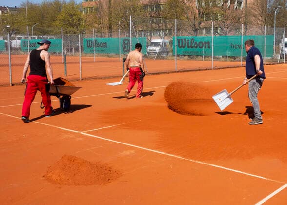 Tennis Plaetze werden fuer die neue Saison hergerichtet, Muenchen, Bayern, Deutschland. Copyright: xJuergenxHasenkopfx