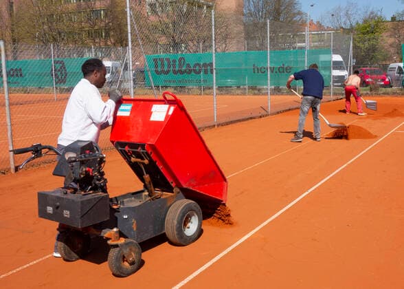Tennis Plaetze werden fuer die neue Saison hergerichtet, Muenchen, Bayern, Deutschland. Copyright: xJuergenxHasenkopfx