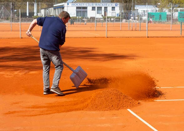 Tennis Plaetze werden fuer die neue Saison hergerichtet, Muenchen, Bayern, Deutschland. Copyright: xJuergenxHasenkopfx