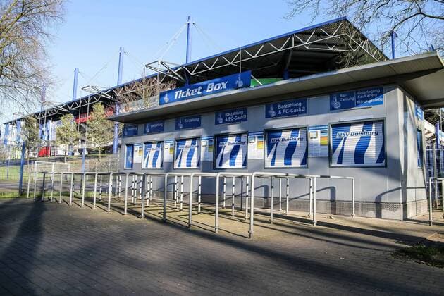 Die schauinsland-reisen-arena (auch MSV-Arena genannt) muss aufgrund der Coronavirus - Pandemie geschlossen bleiben. Hier zu sehen die geschlossenen Kassen ( Ticket Box ) vor dem Stadion , Corona Auswirkungen in NRW - schauinsland-reisen-arena in Coronazeiten, Duisburg, 05.04.2020 Duisburg Schauinsland-Reisen-Arena Nordrhein-Westfalen Deutschland