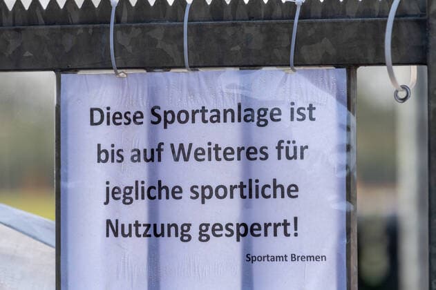 Bilder des Jahres 2020, Sport 04 April Sport Themen der Woche KW15 Sport Bilder des Tages GER, 1.FBL, Werder Bremen - 1. TAG nach Corona ohne Training 07.04.2020, wohninvest WESERSTADION,, Bremen, GER, 1.FBL, Werder Bremen - 1. TAG nach Corona ohne Training, im Bild HInweisschild an Platz 11 - Diese Sportanlage ist bis auf Weiteres für jedliche sportliche Nutzung gesperrt *** GER, 1 FBL, Werder Bremen 1 DAY after Corona without training 07 04 2020, wohninvest WESERSTADION,, Bremen, GER, 1 FBL, Werder Bremen 1 DAY after Corona without training, in the picture information sign at place 11 This sports facility is closed for all sports use until further notice nordphotoxKokenge nph00001
