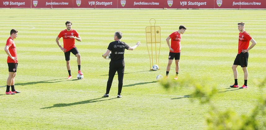 Bilder des Jahres 2020, Sport 04 April Sport Themen der Woche KW15 Stuttgart , Fußball Training VfB Stuttgart , Wiederaufnahme des Trainings nach der Coronapause ; von links: Mario Gomez Hamada Al Ghaddioui Rainer Widmayer Mateo Klimowicz Sasa Kalajdzic *** Stuttgart , Football Training VfB Stuttgart , Resumption of training after the corona break from left Mario Gomez Hamada Al Ghaddioui Rainer Widmayer Mateo Klimowicz Sasa Kalajdzic