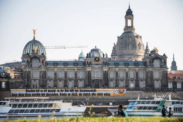 Bilder des Jahres 2020, Sport 04 April Sport Themen der Woche KW15 Am frühen Dienstagabend wird ein Spruchband der Ultras Dynamo an der Brühlschen Terrasse befestigt: Dresden hat es oft gezeigt, in der Not hilft nur Zusammenhalt. Auch diese Krise werden wir überstehen. Danke an ALLE, die täglich alles dafür geben. ; Spruchband der Ultras Dynamo; Fußball; 2. Liga; Saison 2019 2020; Altstadt; Dresden; 07. April 2020; *** On early Tuesday evening a banner of the Ultras Dynamo will be attached to the Brühlsche Terrasse Dresden has often shown that in times of need only solidarity helps Even this crisis we will survive Thanks to ALL who give their all every day Banner of the Ultras Dynamo Football 2 League Season 2019 2020 Old Town Dresden 07 April 2020