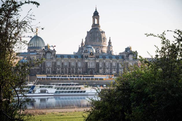 Am frühen Dienstagabend wird ein Spruchband der Ultras Dynamo an der Brühlschen Terrasse befestigt: Dresden hat es oft gezeigt, in der Not hilft nur Zusammenhalt. Auch diese Krise werden wir überstehen. Danke an ALLE, die täglich alles dafür geben. ; Spruchband der Ultras Dynamo; Fußball; 2. Liga; Saison 2019 2020; Altstadt; Dresden; 07. April 2020;