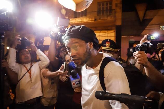 Bilder des Jahres 2020, Sport 04 April Sport Themen der Woche KW15 Ronaldinho Gaucho arrives at the Hotel Palmaroga in Asunción, Paraguay, 07 April 2020. Brazilian Ronaldinho and his brother entered the Tuesday night at the hotel in the downtown of Asuncion where fulfilled house arrest after leaving the police headquarters where they have remained a month in custody after being charged with entering Paraguay with passports fake Paraguayans. The house arrest was resolved a few hours earlier by a guarantee judge at a hearing to review the measures and after depositing the sum of $ 1.6 million in the state-owned Banco Nacional de Fomento as bail for the two brothers. EFE Nathalia Aguilar Ronaldinho enters a hotel in Asuncion to carry out house arrest !ACHTUNG: NUR REDAKTIONELLE NUTZUNG!  Copyright: xNathaliaxAguilarx AME1013 99123402st