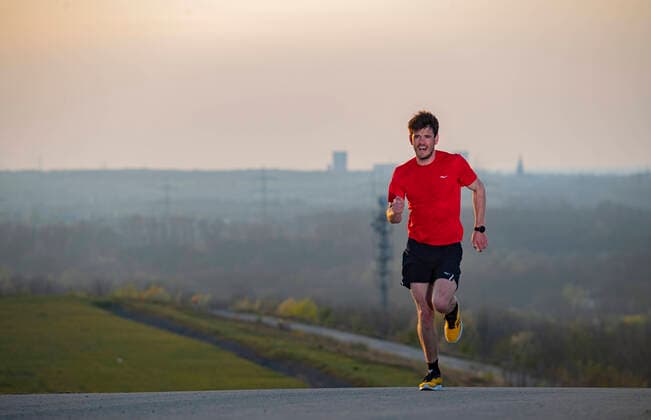 Bilder des Jahres 2020, Sport 04 April Sport Themen der Woche KW15 Profi Triathlet Patrick Dirksmeier beim Berg Lauftraining auf der Halde Hoheward zwischen Herten und Recklinghausen in NRW am 07.04.2020 Patrick Dirksmeier läuft die Halde hoch, *** Professional triathlete Patrick Dirksmeier at the mountain running training on the Halde Hoheward between Herten and Recklinghausen in NRW on 07 04 2020 Patrick Dirksmeier runs up the Halde, Copyright: xChristopherxNeundorf Kirchner-Mediax