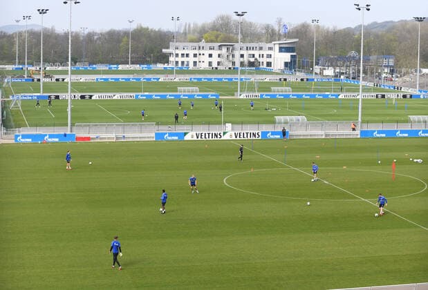 Bilder des Jahres 2020, Sport 04 April Sport Themen der Woche KW15 07.04.2020, Fussball GER, 1. Bundesliga Saison 2019 2020, Corona Training FC Schalke 04, , Training mit viel Abstand auf drei Plaetzen, hinten die Geschaeftsstelle Gelsenkirchen Nordrhein-Westfalen Deutschland *** 07 04 2020, Football GER, 1 Bundesliga season 2019 2020, Corona Training FC Schalke 04, , Training with a lot of distance on three places, behind the office Gelsenkirchen Nordrhein Westfalen Germany Team2