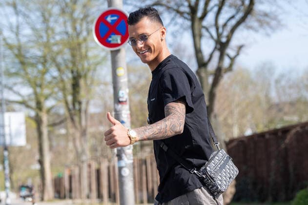 Sport Bilder des Tages GER, 1.FBL, Werder Bremen - 2. TAG nach Corona ohne Training 08.04.2020, wohninvest WESERSTADION,, Bremen, GER, 1.FBL, Werder Bremen - 2. TAG nach Corona ohne Training, im Bild Davie Selke (SV Werder Bremen 09) daumen hoch und schicke TAsche *** GER, 1 FBL, Werder Bremen 2 TAG to Corona without training 08 04 2020, wohninvest WESERSTADION,, Bremen, GER, 1 FBL, Werder Bremen 2 TAG to Corona without training, in the picture Davie Selke SV Werder Bremen 09 thumbs up and smart TAsche nordphotoxKokenge nph00001
