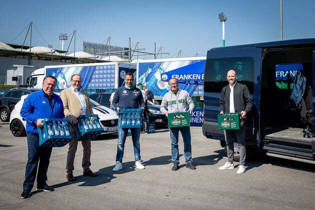 Bilder des Jahres 2020, Sport 04 April Sport Themen der Woche KW15 08.04.2020 - SpVgg Greuther Fürth Fuerth - Saison 2019 2012 - Ausgabe von Gratis-Getränkekisten für Mitarbeiter in systemrelevanten Berufen - Corona Covid19 - ThHa - Bodo Spletter (Geschäftsleitung, Franken Brunnen ), Michael Bartholl (Geschäftsführer Frankenbrunnen ), Rachid Azzouzi (Sportdirektor Geschäftsführer SpVgg Greuther Fürth ), Kai Eschenbacher (Leiter Marketing Tucher ), Holger Schwiewagner (Geschäftsführer Vizepräsident SpVgg Greuther Fürth ) *** 08 04 2020 SpVgg Greuther Fürth Fuerth Season 2019 2012 Issue of free beverage crates for employees in system-relevant occupations Corona Covid19 ThHa Bodo Spletter Management, Franken Brunnen , Michael Bartholl Managing Director Frankenbrunnen , Rachid Azzouzi Sports Director Managing Director Sport SpVgg Greuther Fürth , Kai Eschenbacher Head of Marketing Tucher , Holger Schwiewagner Managing Director Vice President SpVgg Greuther Fürth