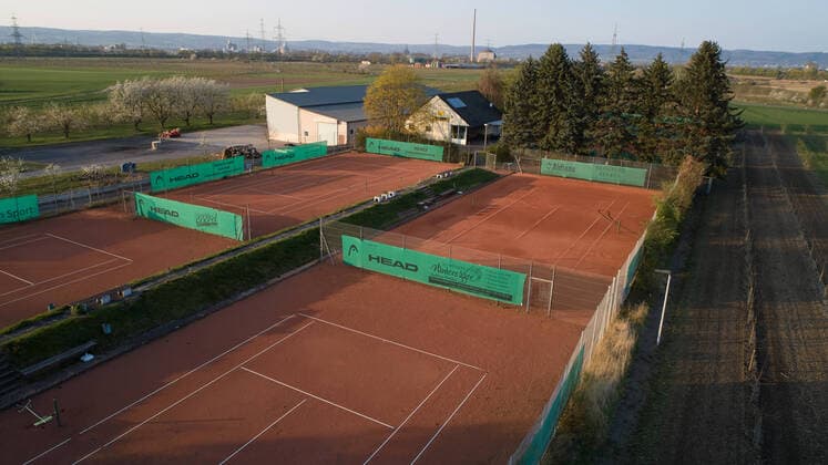 Die Tennisplätze in Kärlich sind trotz sommerlichen Wetters menschenleer. Aufgrund der Coronakrise sind derzeit alle Sportanlagen gesperrt. Coronavirus -Sportanlagen Kärlich