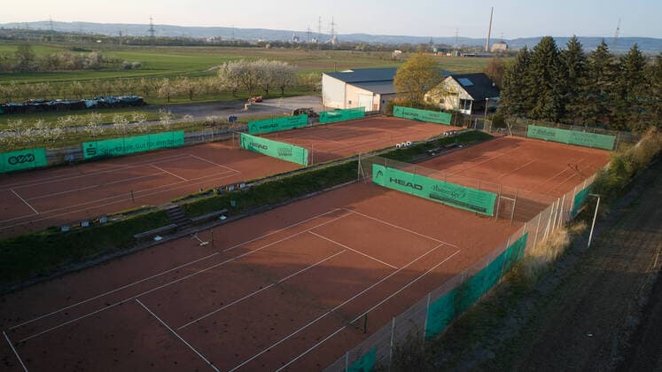 Die Tennisplätze in Kärlich sind trotz sommerlichen Wetters menschenleer. Aufgrund der Coronakrise sind derzeit alle Sportanlagen gesperrt. Coronavirus -Sportanlagen Kärlich