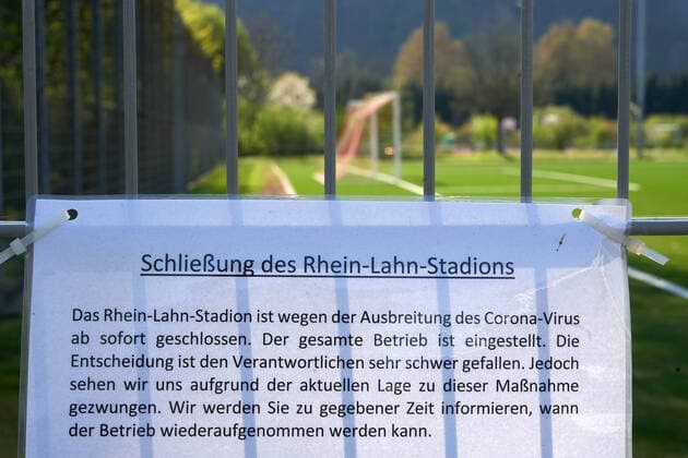 Die Sportplätze rund um das Rhein-Lahn-Stadion sind trotz sommerlichen Wetters menschenleer. Aufgrund der Coronakrise sind derzeit alle Sportanlagen gesperrt. Coronavirus -Sportanlagen Lahnstein