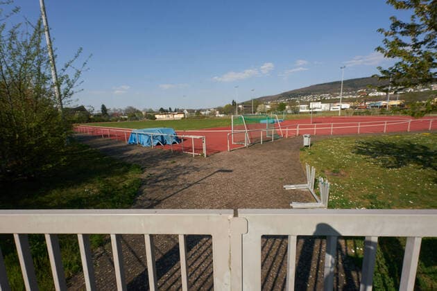 Die Sportplätze rund um das Rhein-Lahn-Stadion sind trotz sommerlichen Wetters menschenleer. Aufgrund der Coronakrise sind derzeit alle Sportanlagen gesperrt. Coronavirus -Sportanlagen Lahnstein