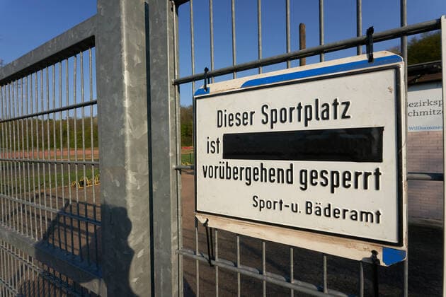 Bilder des Jahres 2020, Sport 04 April Sport Themen der Woche KW15 Die Sportplätze an der Schnitzers Wiese sind trotz sommerlichen Wetters menschenleer. Aufgrund der Coronakrise sind derzeit alle Sportanlagen gesperrt. Coronavirus -Sportanlagen Koblenz *** The sports fields at Schnitzers Wiese are deserted despite the summer weather Due to the corona crisis all sports facilities are currently closed Coronavirus Sportanlagen Koblenz F9106475.jpg