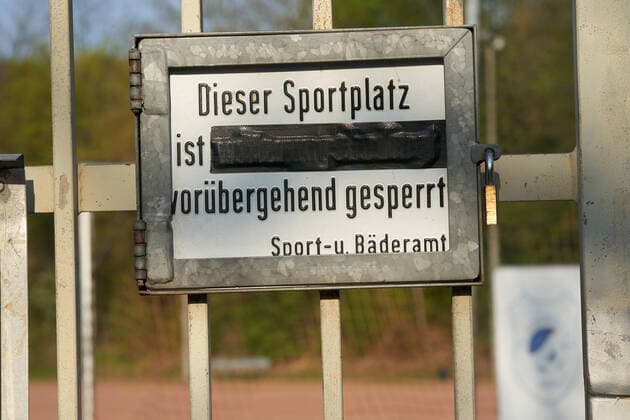 Die Sportplätze an der Schnitzers Wiese sind trotz sommerlichen Wetters menschenleer. Aufgrund der Coronakrise sind derzeit alle Sportanlagen gesperrt. Coronavirus -Sportanlagen Koblenz