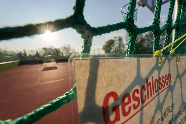 Der Cage-Soccer in Urmitz ist trotz sommerlichen Wetters menschenleer. Aufgrund der Coronakrise sind derzeit alle Sportanlagen gesperrt. Coronavirus -Sportanlagen Urmitz