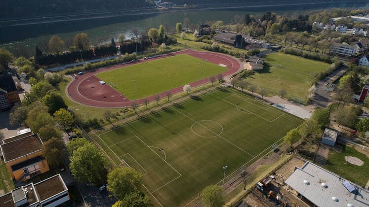 Die Sportplätze rund um das Rhein-Lahn-Stadion sind trotz sommerlichen Wetters menschenleer. Aufgrund der Coronakrise sind derzeit alle Sportanlagen gesperrt. Coronavirus -Sportanlagen Lahnstein