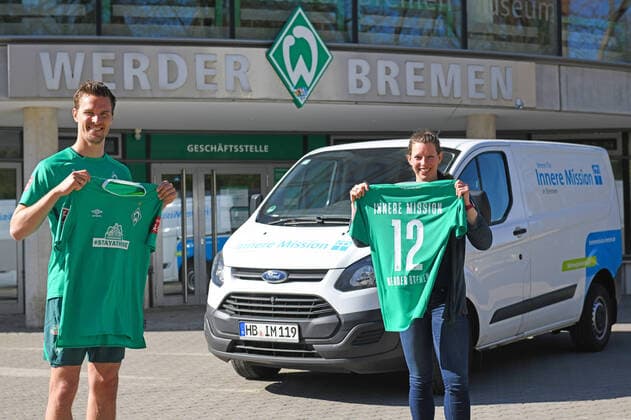 Bilder des Jahres 2020, Sport 04 April Sport Themen der Woche KW15 Sport Bilder des Tages STAYATHOME-TRIKOT: WERDER SPENDET 20.000 EURO FÜR INNERE MISSION 09.04.2020, Trainingsgelaende am wohninvest WESERSTADION,, Bremen, STAYATHOME-TRIKOT: WERDER SPENDET 20.000 EURO FÜR INNERE MISSION, Das STAYATHOMETRIKOT ist der Verkaufsschlager in Werders Online-Shop. Die Grün-Weißen und ihr Hauptsponsor WIESENHOF haben das Sondertrikot mit der Botschaft, die Menschenleben rettet, in den Verkauf gegeben und dürfen sich über einen riesigen Ansturm freuen. Einer der großen Gewinner der Aktion ist der Verein für Innere Mission in Bremen. Fünf Euro spendet Werder Bremen von jedem Trikot an den Verein, der sich um Menschen in Notsituationen kümmert. Der Ansturm sorgt nach nur wenigen Tagen für die erste 20.000-Euro-Spende an den Verein. Am Donnerstagmittag, übergab Werder-Profi Sebastian Langkamp das Geld an Katharina Kähler, Bereichsleiterin für die Wohnungslosenhilfe des Vereins. im Bild Spende übergeben: Sebastian Langkamp und Katharina Kähler *** STAYATHOME TRIKOT WILL DONATE 20 000 EURO FOR INSIDE MISSION 09 04 2020, training grounds at wohninvest WESERSTADION,, Bremen, STAYATHOME TRIKOT WILL DONATE 20 000 EURO FOR INSIDE MISSION, The STAYATHOMETRIKOT is the bestseller in Werders online shop Die Grün Weißen and their main sponsor WIESENHOF have the special jersey with the message that saves lives, One of the big winners of the campaign is the Verein für Innere Mission in Bremen. Werder Bremen donates five euros from every jersey donated to the association, which cares for people in emergency situations. After only a few days, the run provides the first 20,000 euros donation to the association. nordphotoxWerder nph00001