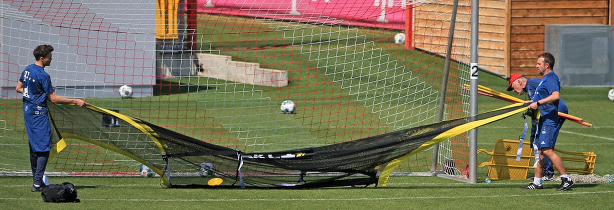 09.04.2020, FC Bayern Training , Saebenerstrasse Muenchen, Fussball , im Bild: NN und Hansi Flick (FCB) räumen auf
