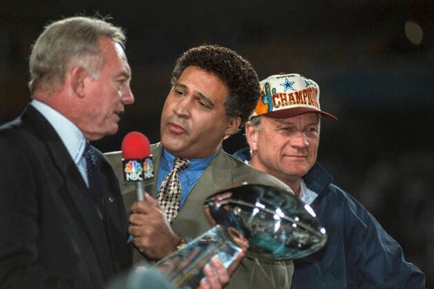 Football 1996 Super Bowl Greg Gumbel interviews Cowboy s owner Jerry Jones at the1996 Super Bowl XXX, Dallas Cowboys vs.Pittsburgh Steelers Tempe Sun Devil Stadium AR USA Copyright: xDUOMO PCNx FO0803 960093