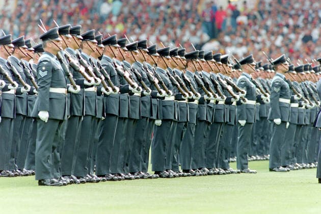 Fußball, EM Finale 1996 in London, Deutschland - Tschechien 2:1 n.V. 30.06.1996, Fussball Europameisterschaft 1996, Finale, Deutschland - Tschechien 2:1 n.V, Britische Militärformation vor dem Spiel auf dem Rasen London Wembley Stadion England