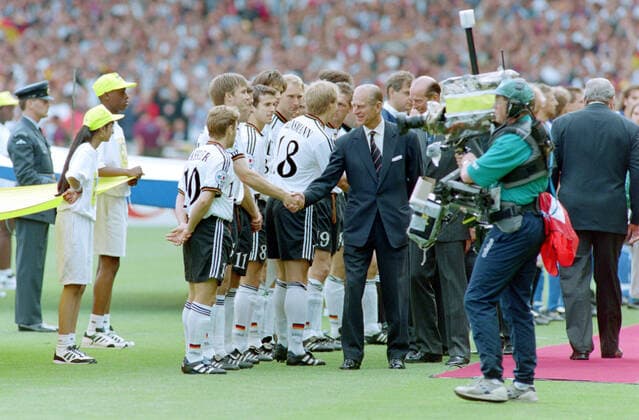 Fußball, EM Finale 1996 in London, Deutschland - Tschechien 2:1 n.V. 30.06.1996, Fussball Europameisterschaft 1996, Finale, Deutschland - Tschechien 2:1 n.V, Prinz Philip, re., begruesst vor dem Spiel Thomas Helmer, links Thomas Haessler London Wembley Stadion England