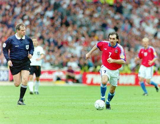 Fußball, EM Finale 1996 in London, Deutschland - Tschechien 2:1 n.V. 30.06.1996, Fussball Europameisterschaft 1996, Finale, Deutschland - Tschechien 2:1 n.V, Jiri Nemec (Tschechien), links Schiedsrichter Pierluigi Pairetto (ITA) London Wembley Stadion England