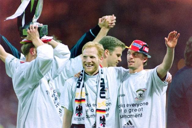 30.06.1996, Fussball Europameisterschaft 1996, Finale, Deutschland - Tschechien 2:1 n.V, Jubel Matthias Sammer, li., und Steffen Freund, dahinter Oliver Bierhoff London Wembley Stadion England *** 30 06 1996, European Football Championship 1996, Final, Germany Czech Republic 2 1 n V, cheers Matthias Sammer, left, and Steffen Freund, behind him Oliver Bierhoff London Wembley Stadium England Team2