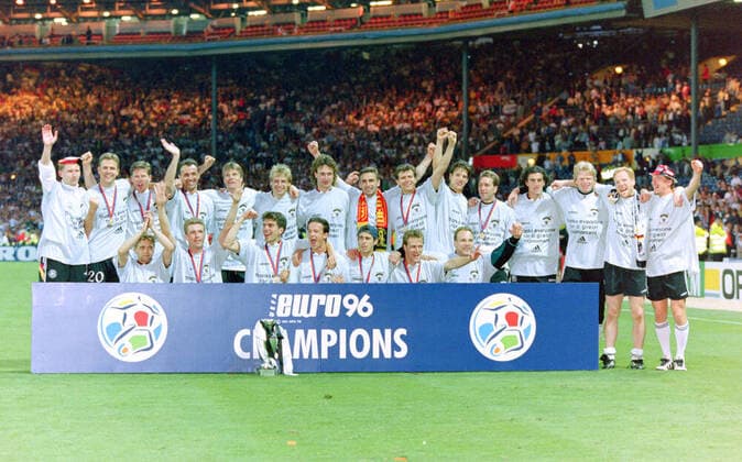 Fußball, EM Finale 1996 in London, Deutschland - Tschechien 2:1 n.V. 30.06.1996, Fussball Europameisterschaft 1996, Finale, Deutschland - Tschechien 2:1 n.V, Team Deutschlands Spieler feiern den Europameisterschafts Titel London Wembley Stadion England