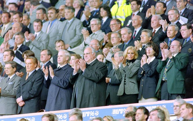 Fußball, EM Finale 1996 in London, Deutschland - Tschechien 2:1 n.V. 30.06.1996, Fussball Europameisterschaft 1996, Finale, Deutschland - Tschechien 2:1 n.V, VIP Ehrentribuene im Wembley Stadion, der damalige Bundeskanzler Helmut Kohl, links daneben Politiker Manfred Kanther und DFB Praesident Gerhard Mayer Vorfelder London Wembley Stadion England