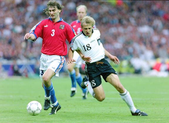 Fußball, EM Finale 1996 in London, Deutschland - Tschechien 2:1 n.V. 30.06.1996, Fussball Europameisterschaft 1996, Finale, Deutschland - Tschechien 2:1 n.V, Juergen Klinsmann, re., gegen Jan Suchoparek (Tschechien) London Wembley Stadion England