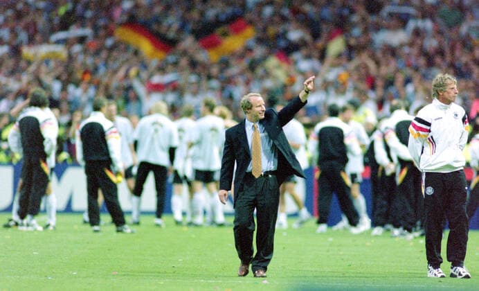 Fußball, EM Finale 1996 in London, Deutschland - Tschechien 2:1 n.V. 30.06.1996, Fussball Europameisterschaft 1996, Finale, Deutschland - Tschechien 2:1 n.V, Trainer Berti Vogts (Deutschland) jubelt zu den Fans London Wembley Stadion England