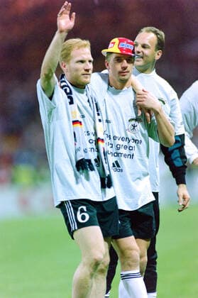 Fußball, EM Finale 1996 in London, Deutschland - Tschechien 2:1 n.V. 30.06.1996, Fussball Europameisterschaft 1996, Finale, Deutschland - Tschechien 2:1 n.V, Jubel Matthias Sammer, li., und Steffen Freund London Wembley Stadion England