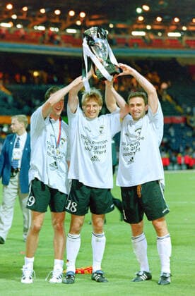 Fußball, EM Finale 1996 in London, Deutschland - Tschechien 2:1 n.V. 30.06.1996, Fussball Europameisterschaft 1996, Finale, Deutschland - Tschechien 2:1 n.V, Jubel mit dem EM Pokal, v.re., Stefan Kuntz, Juergen Klinsmann, Fredi Bobic (Deutschland) London Wembley Stadion England