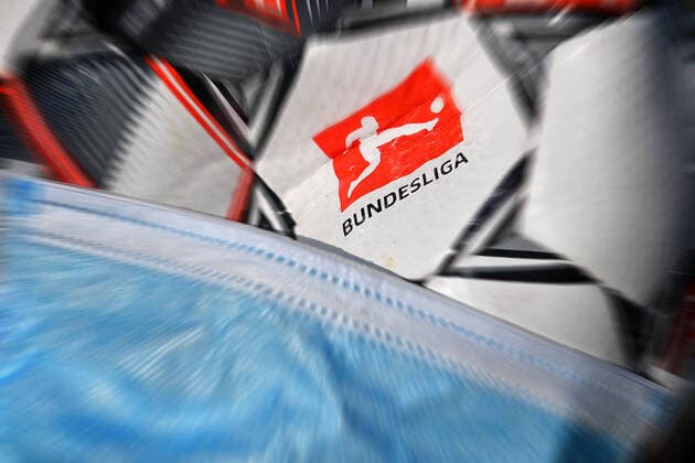 Themenbild-Feature:Folgen der Corona Pandemie auf den Profisport und die Fussball Ligen.Voellig offen ist, wie es mit dem Fussball weitergeht-wann und ob ueberhaupt wieder gespielt werden kann. Nun pnat die DFL eine Fortsetzung des Spielbetriebs ab dem 9.Mai.2020. Logo der Fussball Bundesliga auf dem offiziellen Spielball Derbystar. Der Ball traegt eine Schutzmaske,Mundschutz,Mundschutzmaske. Fussball 1. Bundesliga. *** Theme picture Feature Consequences of the Corona pandemic on professional sports and the football leagues It is completely open how the game will continue, when and if it will be possible to play again at all Now the DFL is planning a continuation of the game from 9 May 2020 Logo of the Bundesliga on the official match ball Derbystar The ball is wearing a protective mask, mouth guard, mouth mask Football 1 Bundesliga