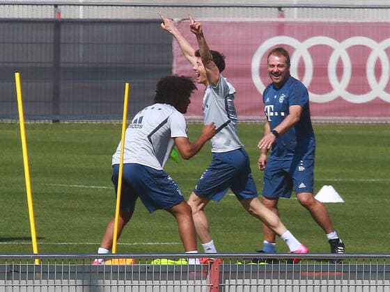 Robert Lewandowski, jubelt laustark, nach einem Sprintwettbewerb-Sieg. Trainer Hansi Flick (re.) und Joshua Zirkzee (li.) lachen und strahlen vor Freude FC Bayern München trainiert auch heute, am Karfreitag, auf dem Platz unter strengen Auflagen in Kleingruppen mit vier oder fünf Spielern. Fussball FC Bayern München 10.04.2020 Training
