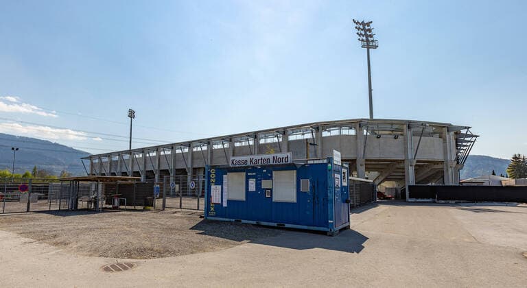 THEMENBILD - das gesperrte Fussballstadion des Cashpoint SCR Altach. Wegen des Coronavirus wurde der Spielbetrieb in der Oesterreichischen Bundesliga eingestellt. Wann Fussballspiele wieder stattfinden koennen ist aktuell noch unklar, aufgenommen am 11. April 2020 Cashpoint Arena, Altach, Oesterreich the closed Football Stadium of Cashpoint SCR Altach. Due to the Corona crisis, the Austrian League was suspended. It is not yet clear when soccer matches will take place, Cashpoint Arena, Altach, Austria on 2020 04 11. THEMENBILD, Coronavirus Lock Down, Fussball Copyright: xRindererx Eibner-Pressefotox EP_rin
