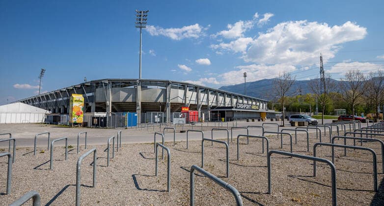 THEMENBILD - das gesperrte Fussballstadion des Cashpoint SCR Altach. Wegen des Coronavirus wurde der Spielbetrieb in der Oesterreichischen Bundesliga eingestellt. Wann Fussballspiele wieder stattfinden koennen ist aktuell noch unklar, aufgenommen am 11. April 2020 Cashpoint Arena, Altach, Oesterreich the closed Football Stadium of Cashpoint SCR Altach. Due to the Corona crisis, the Austrian League was suspended. It is not yet clear when soccer matches will take place, Cashpoint Arena, Altach, Austria on 2020 04 11. THEMENBILD, Coronavirus Lock Down, Fussball Copyright: xRindererx Eibner-Pressefotox EP_rin