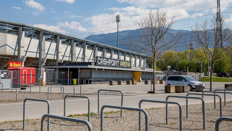 THEMENBILD - das gesperrte Fussballstadion des Cashpoint SCR Altach. Wegen des Coronavirus wurde der Spielbetrieb in der Oesterreichischen Bundesliga eingestellt. Wann Fussballspiele wieder stattfinden koennen ist aktuell noch unklar, aufgenommen am 11. April 2020 Cashpoint Arena, Altach, Oesterreich the closed Football Stadium of Cashpoint SCR Altach. Due to the Corona crisis, the Austrian League was suspended. It is not yet clear when soccer matches will take place, Cashpoint Arena, Altach, Austria on 2020 04 11. THEMENBILD, Coronavirus Lock Down, Fussball Copyright: xRindererx Eibner-Pressefotox EP_rin