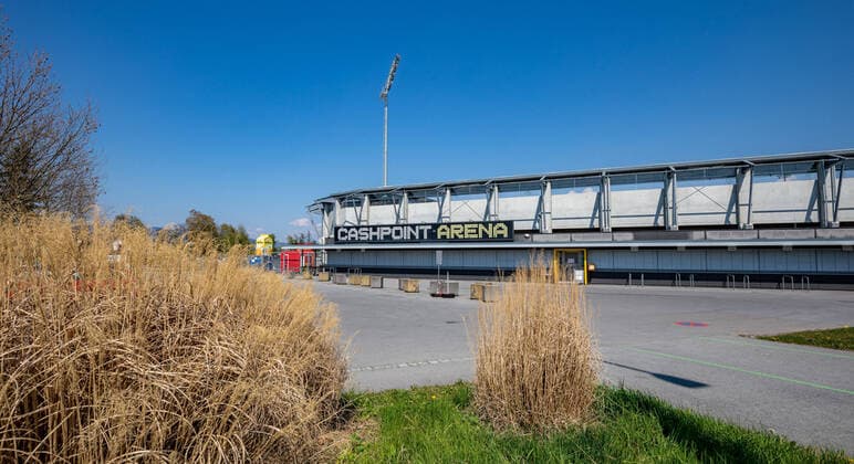THEMENBILD - das gesperrte Fussballstadion des Cashpoint SCR Altach. Wegen des Coronavirus wurde der Spielbetrieb in der Oesterreichischen Bundesliga eingestellt. Wann Fussballspiele wieder stattfinden koennen ist aktuell noch unklar, aufgenommen am 11. April 2020 Cashpoint Arena, Altach, Oesterreich the closed Football Stadium of Cashpoint SCR Altach. Due to the Corona crisis, the Austrian League was suspended. It is not yet clear when soccer matches will take place, Cashpoint Arena, Altach, Austria on 2020 04 11. THEMENBILD, Coronavirus Lock Down, Fussball Copyright: xRindererx Eibner-Pressefotox EP_rin