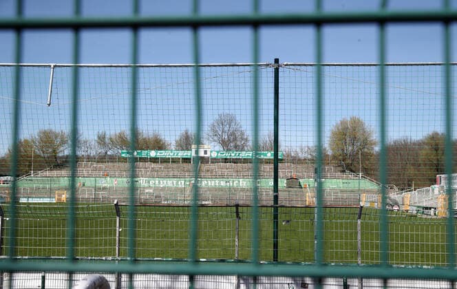 Leipzig Fussball - Corona Leipzig, 11.04.2020, Fußball, Regionalliga. , Maßnahmen gegen die Ausbreitung des Corona-Virus. Die Spiele aller Ligen wurden ausgesetzt. , Im Bild: Der Alfred-Kunze-Sportpark, Heimstatt der BSG Chemie Leipzig, bleibt vorerst verschlossen. ,