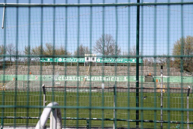Leipzig Fussball - Corona Leipzig, 11.04.2020, Fußball, Regionalliga. , Maßnahmen gegen die Ausbreitung des Corona-Virus. Die Spiele aller Ligen wurden ausgesetzt. , Im Bild: Der Alfred-Kunze-Sportpark, Heimstatt der BSG Chemie Leipzig, bleibt vorerst verschlossen. ,